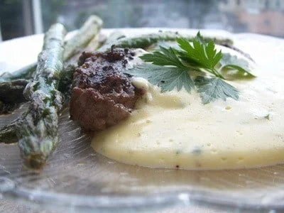 Grillat med bearnaise sås