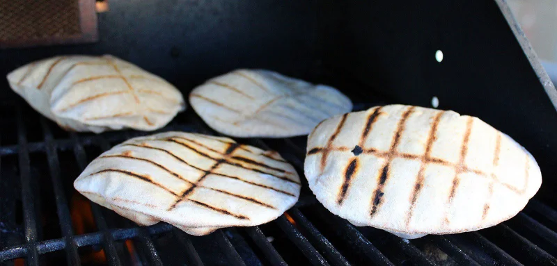 Pitabröd på grillen