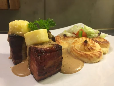 Lågtempad fläsksida med gratinerad potatismos
