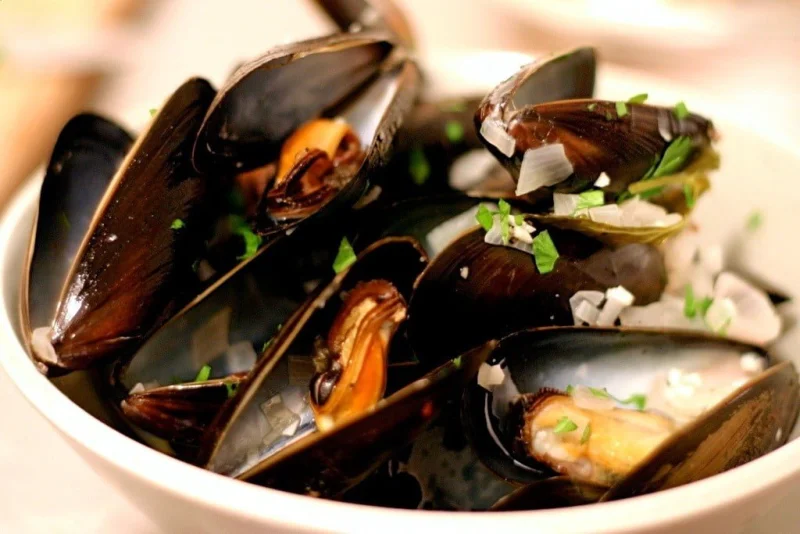 Vinkokta musslor (Moules Mariniere)