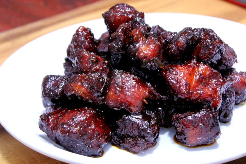Köttgodis med smak av kanel, sirap och salt