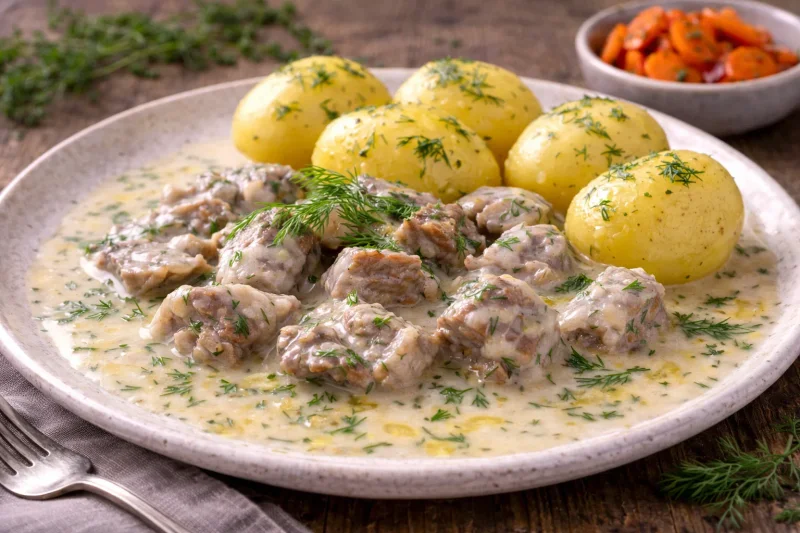 Dillkött med kokt potatis och tillbehör