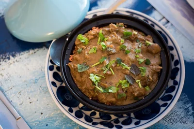 Traditionell lammtagine med aprikoser och mandlar