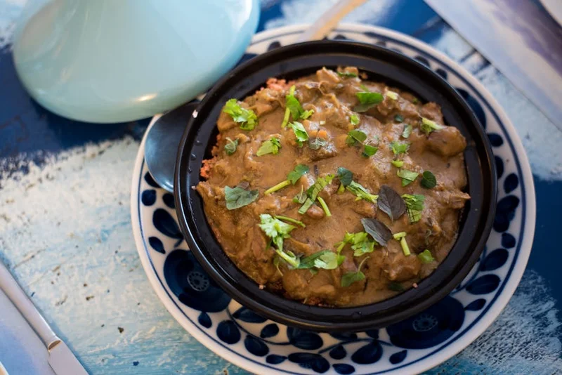 Traditionell lammtagine med aprikoser och mandlar