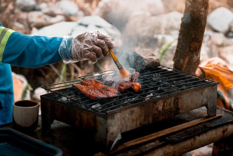 Baste – den bortglömda hemligheten bakom riktigt bra grillning