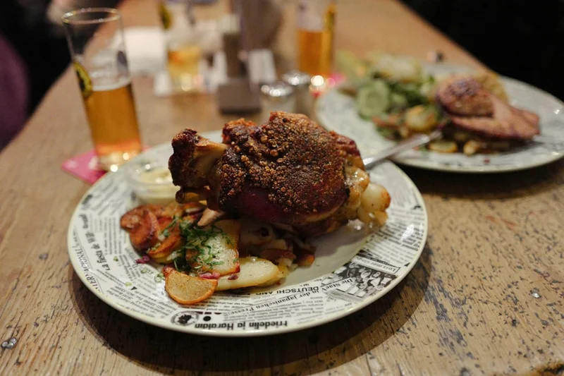 Schweinshaxe – klassiskt recept på knaprig tysk fläsklägg