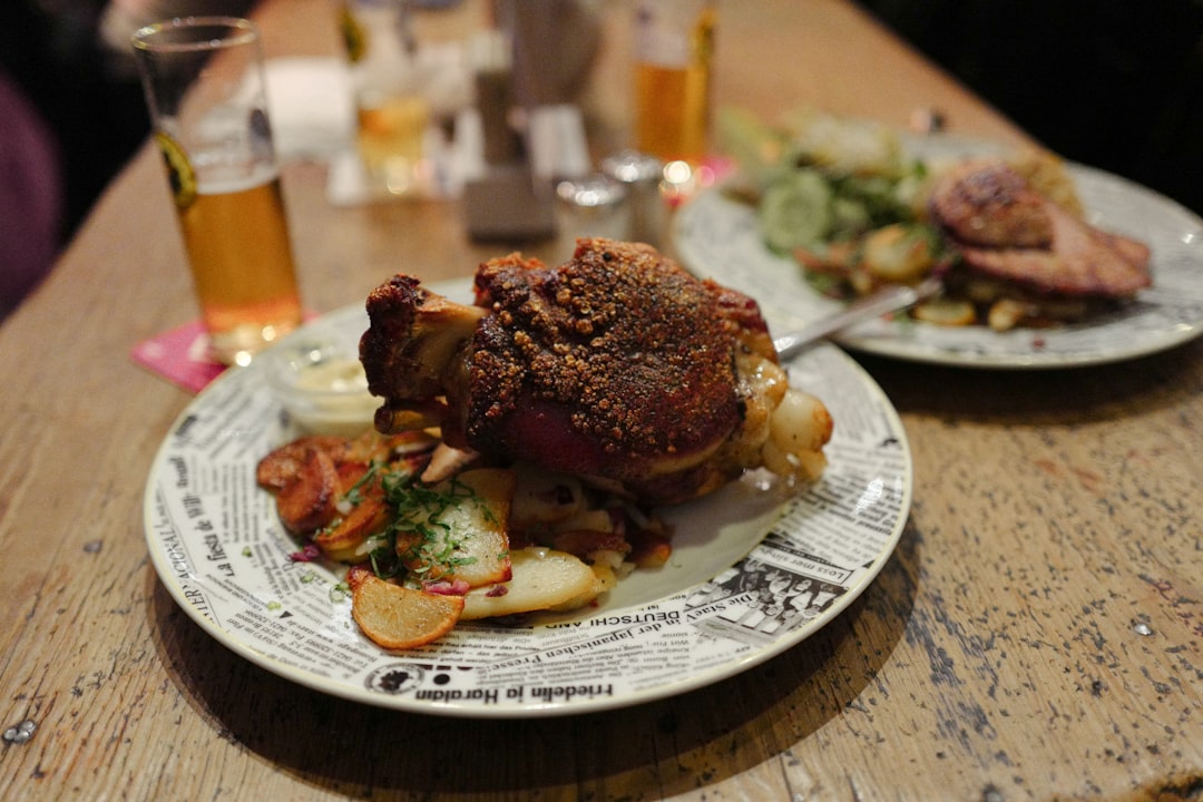 Schweinshaxe – klassiskt recept på knaprig tysk fläsklägg