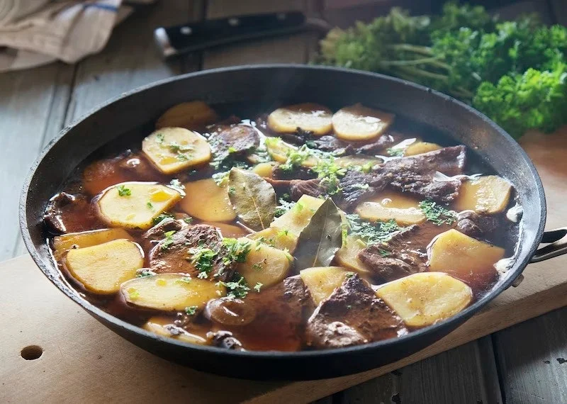 Sjömansbiff med potatis, lök och öl