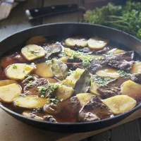 Sjömansbiff med potatis, lök och öl