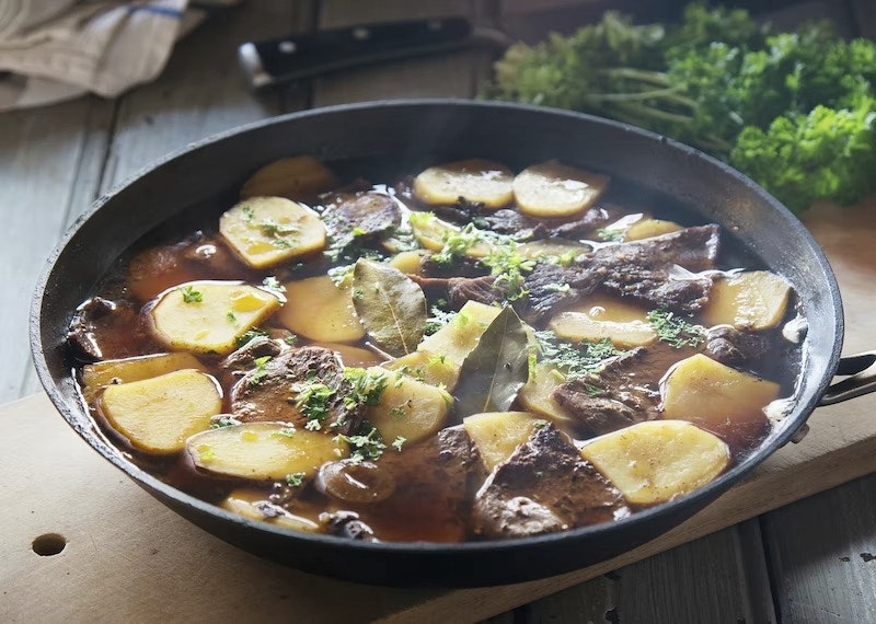 Sjömansbiff med potatis, lök och öl