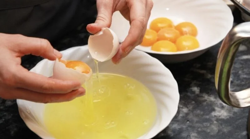 Mormorstips: Så klarnar du buljongen med äggskal