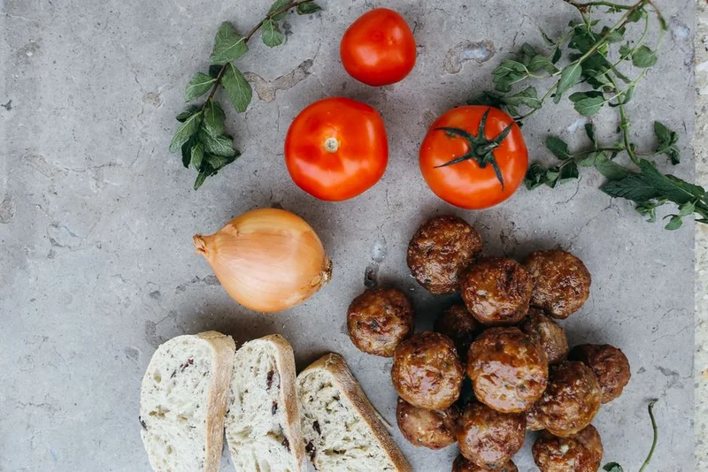 Köttbullar med zucchini och morot