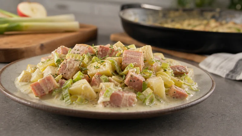 Kasslergryta med äpple och purjolök