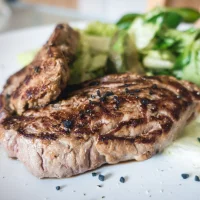 Proteinbomb: Tonfiskbiffar med örtyoghurt