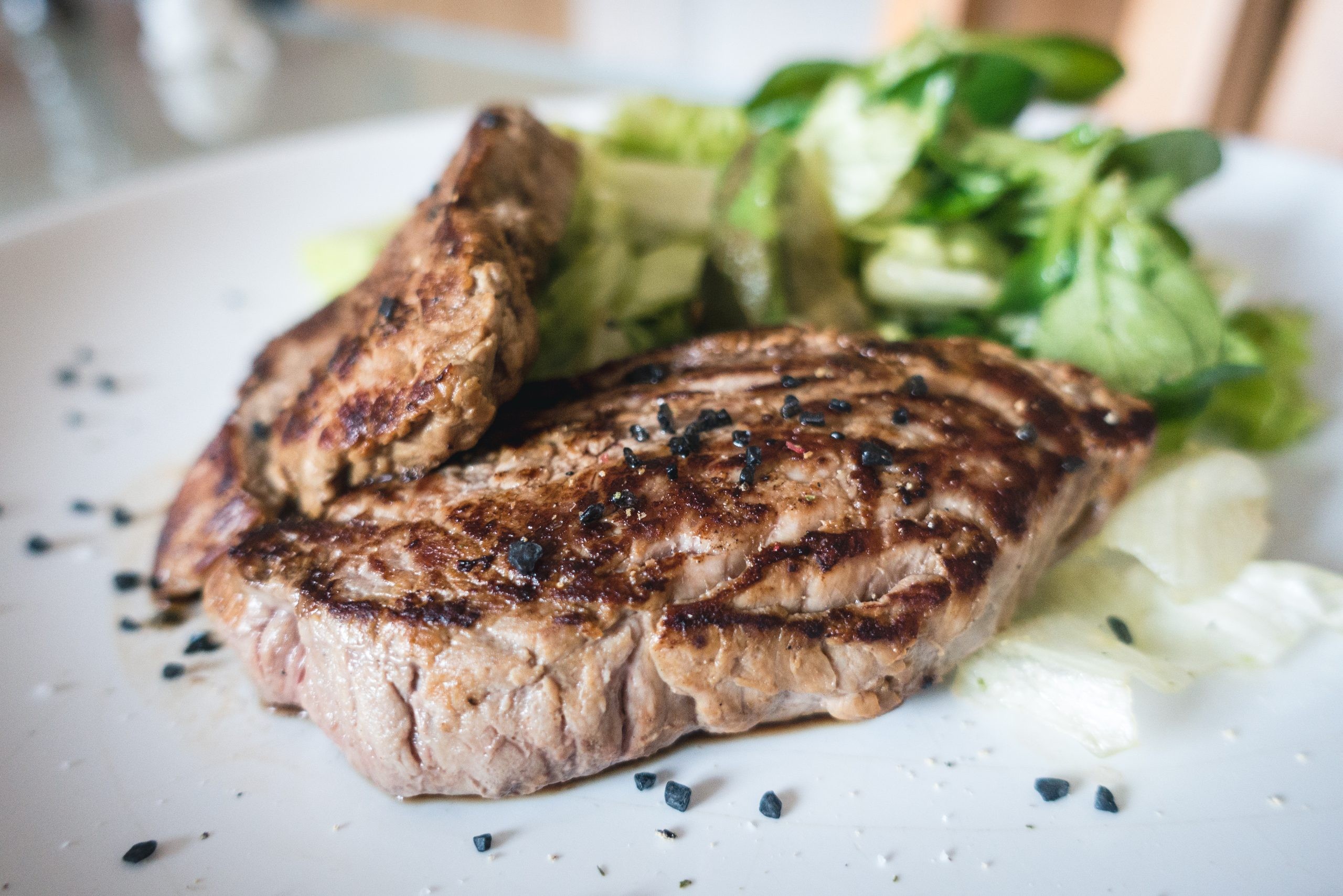 Proteinbomb: Tonfiskbiffar med örtyoghurt