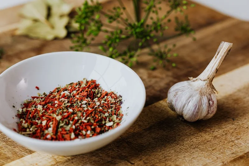 Mormorstips: Rosta kryddorna för kraftigare smak