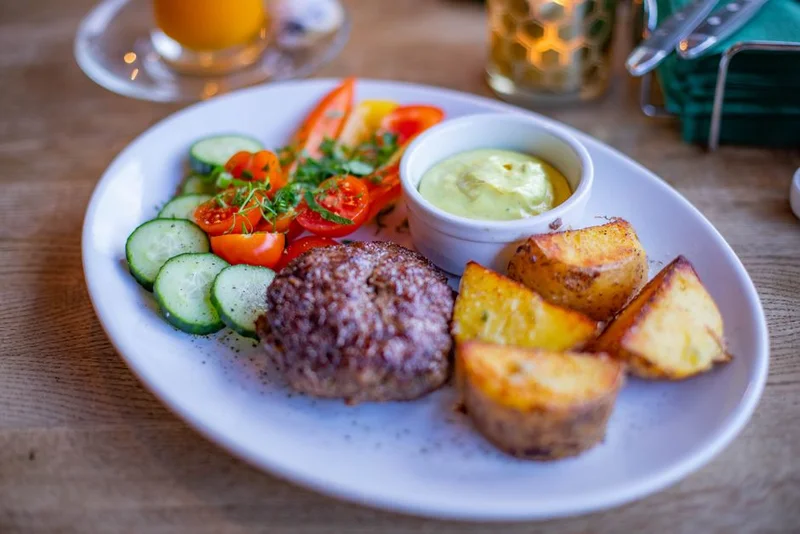Proteinbomb: Linsbiffar med fetaost och tzatziki