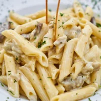 Skolans ost- och skinksås med pasta