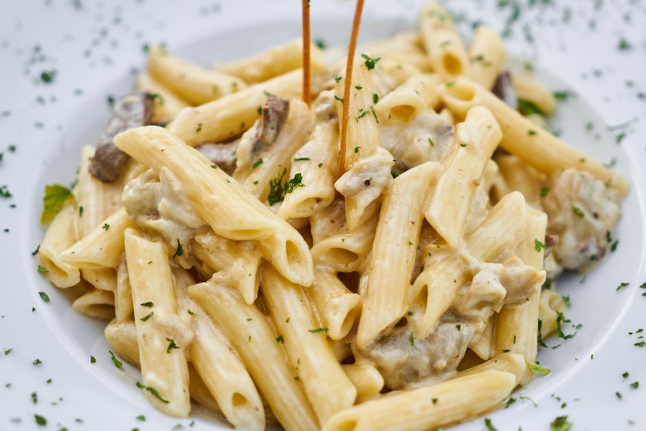 Skolans ost- och skinksås med pasta