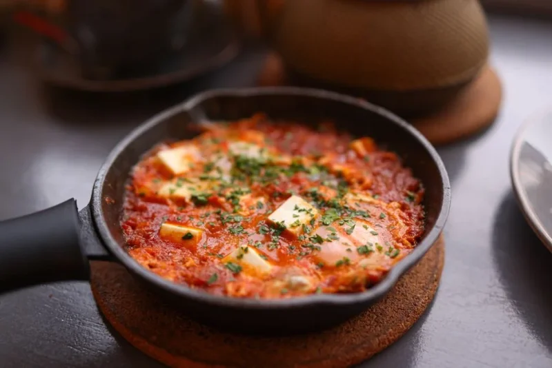 Shakshuka – traditionellt recept med ägg i kryddig tomatsås