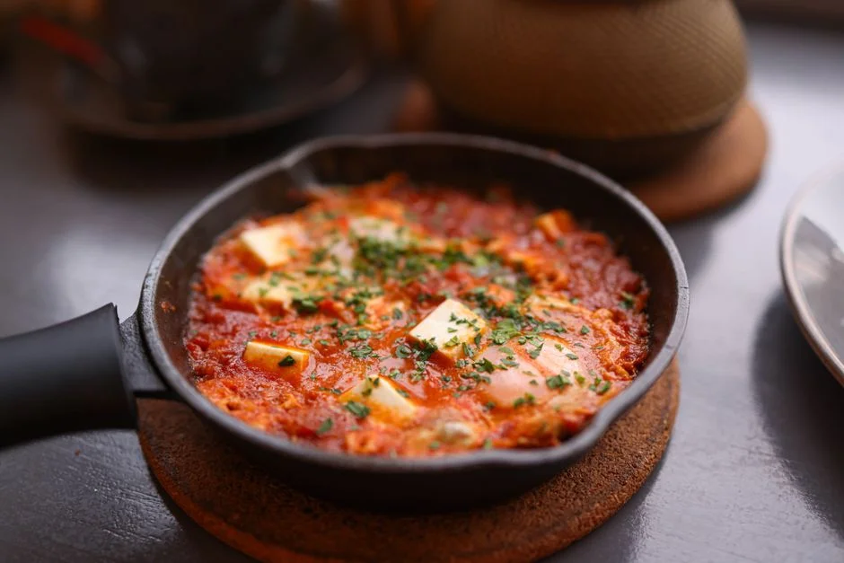 Shakshuka – traditionellt recept med ägg i kryddig tomatsås