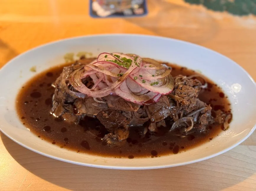 Långkokt fläskkarré med plommon och rödvin